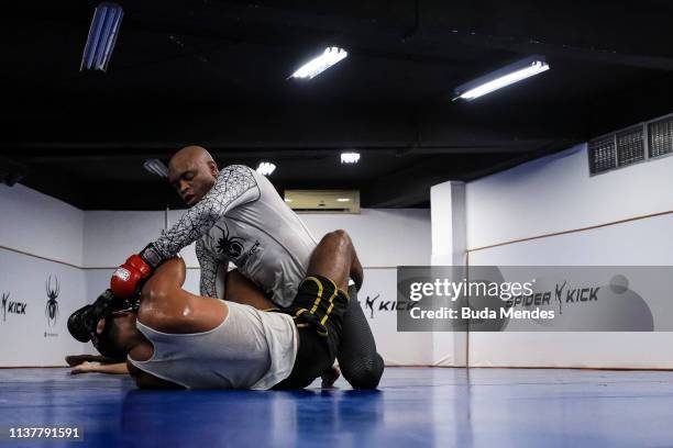 Anderson Silva em treino no solo