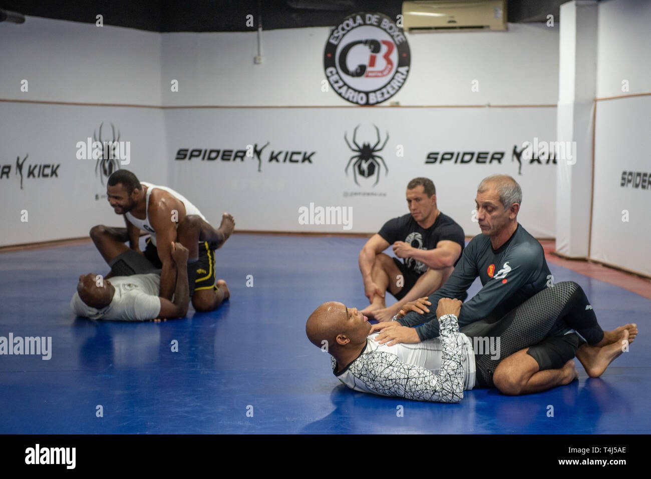 Anderson Silva e equipe em treino de solo